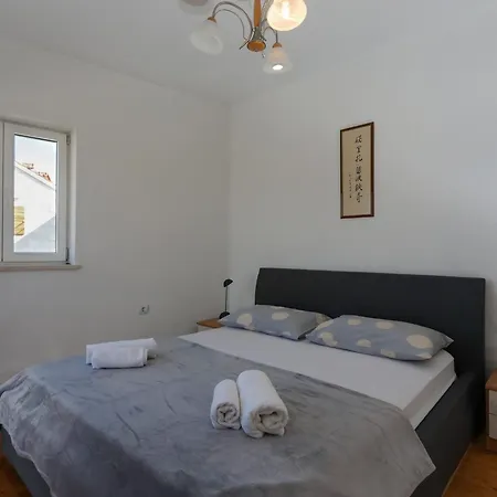 Perina - Comfort Two Bedroom With Terrace And Sea View